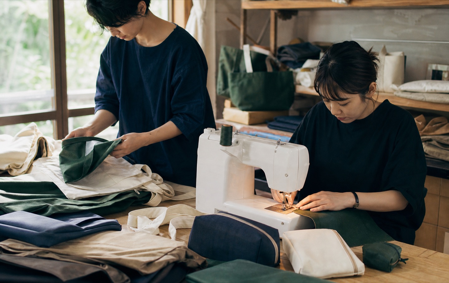 未使用の布製販促品を仕分ける作業風景